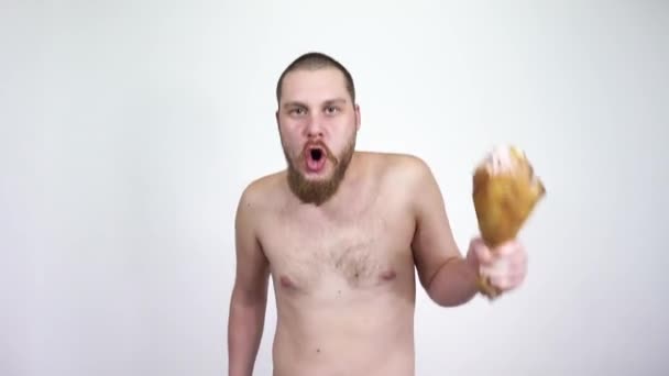Prymitywny człowiek tańczący ze smażoną nóżką kurczaka. Neandertalczyk, szalony, szalony, małpa. — Wideo stockowe