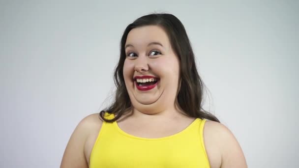 Chica loca gorda sonriendo y mirando a la camera.Body concepto positivo — Vídeo de stock