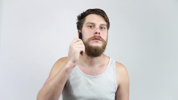 Um homem a pentear o bigode e o pente da barba. Cara traz beleza antes do espelho . — Vídeo de Stock