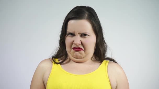 뚱뚱 한 소녀는 과식으로 인한 비만 을 반영하고 있다 — 비디오