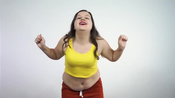 Crazy chubby fille prêche la positivité du corps. Danse provocatrice — Video