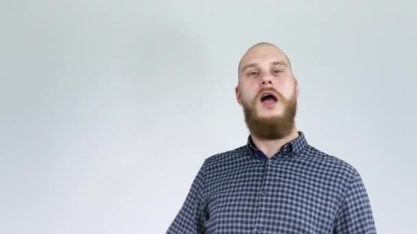 Louco careca cara com uma barba vermelha segura dois pentes. Vídeo legal para se divertir — Vídeo de Stock