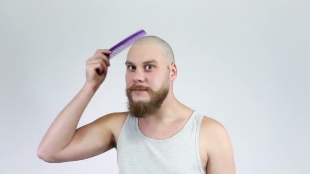 Un uomo senza capelli pelato testa viola pettino.Calvizie, perdita di capelli . — Video Stock