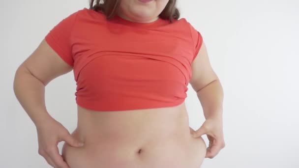 Tlustá dívka se dotkne jeho břicha a pláče do kamery — Stock video