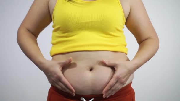 Túlsúlyos nő sárga a téma megérintette a kövér has — Stock videók