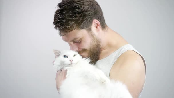 Skäggig kille kysser hennes älskade katt.Heterochromia ögon — Stockvideo