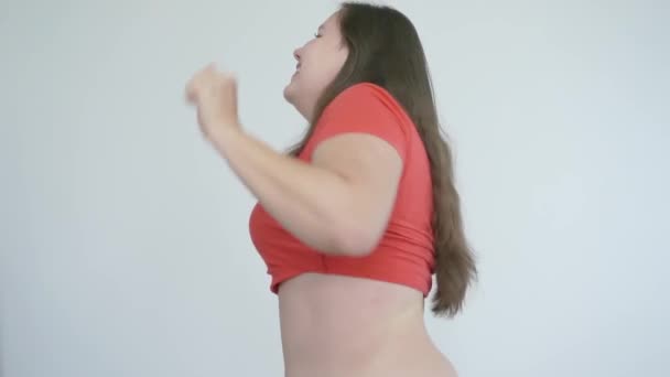 Concepto positivo del cuerpo. Mujeres gordas bailando y sonriendo con el vientre desnudo . — Vídeo de stock