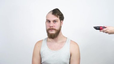 Genç adam kırpıcılardan korkuyor. Bu bir berber dükkanı erkek saç kesimi..