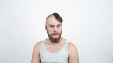 Adam aynaya baktı ve kel kafasıyla şaşırdı. Saçını kestirdi..