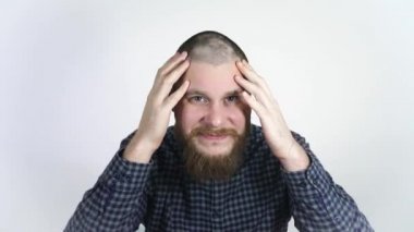 Adam saç dökülmesini kontrol eder ve aynaya bakarak mutsuz olur.