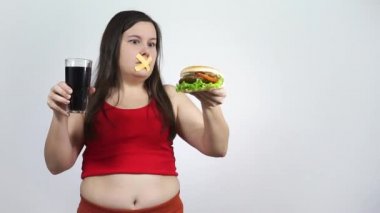 Diyet yapan şişman bir kız hamburger ve kolayı baştan çıkarmaya çalışıyor. Açlık..