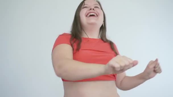 Concepto positivo del cuerpo. Chica gorda bailando y sonriendo con el vientre desnudo . — Vídeos de Stock