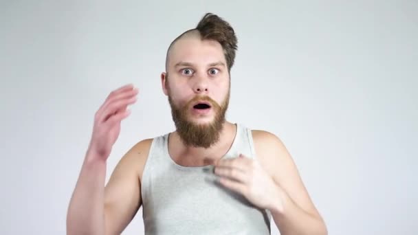Chlápek si napůl oholil vlasy a zírá na sebe v odlesku. — Stock video