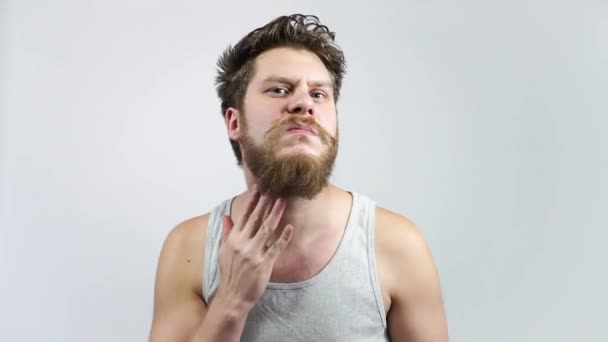 Mann berührt seinen dicken Bart: Der Mann, der den Bart im Spiegel betrachtet. — Stockvideo