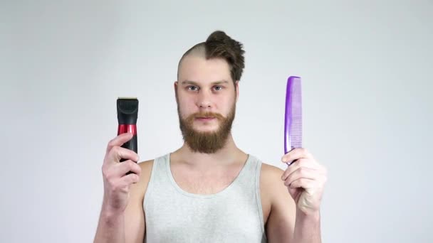 Halb rasierter Mann mit Haarschneidemaschine und Kombi.Das Konzept von vorher und nachher. — Stockvideo