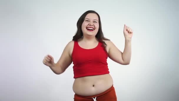 身体正面的概念。胖女人光着肚子跳舞笑着 — 图库视频影像