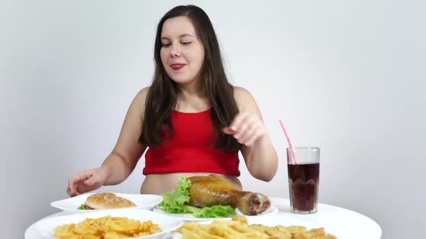 Mulher com excesso de peso comer fast food.. Comida nociva, obesidade . — Vídeo de Stock