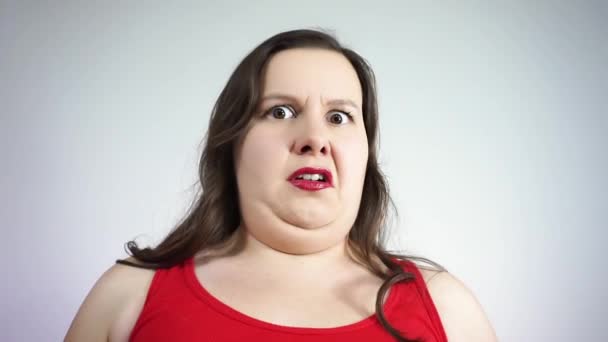 Tlustá mladá žena vidí její dvojitou bradu v zrcadle a křičí hrůzou — Stock video
