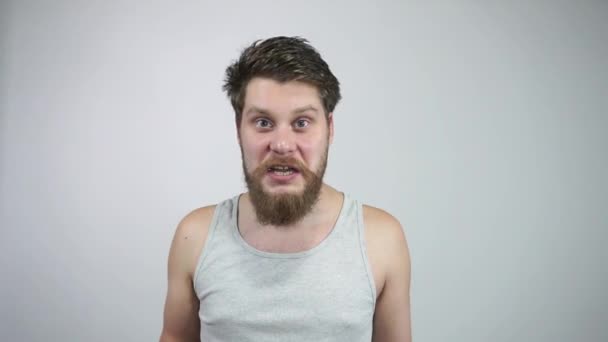 Російський бородатий хлопець проклинає руси. причини конфлікту — стокове відео