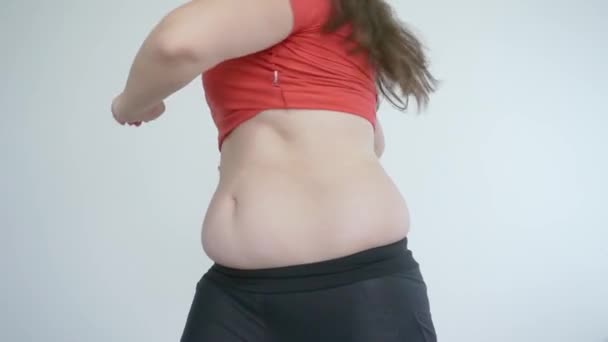 Una chica con sobrepeso es fitness. La lucha contra la obesidad — Vídeos de Stock