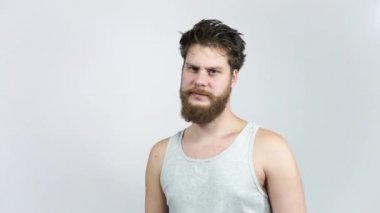 Genç adam baş parmağını aşağı gösteriyor. Kayıp, Baş Parmak, Tatmin Olmayan Adam 'ın tepkisi..