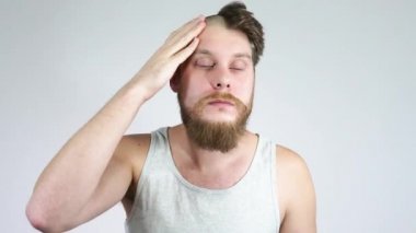 Adam, aynada kel kafasına dokundu.