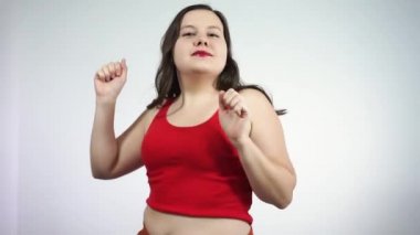 Vücut pozitif.Seksi dans eden, kilolu ve güzel bir kız.