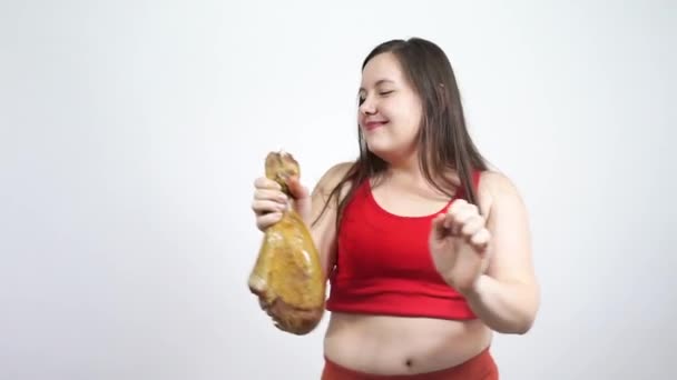 Paffuto ragazza danza con un pollo gamba in la sua hand.Bodypositive, corpo positivo . — Video Stock