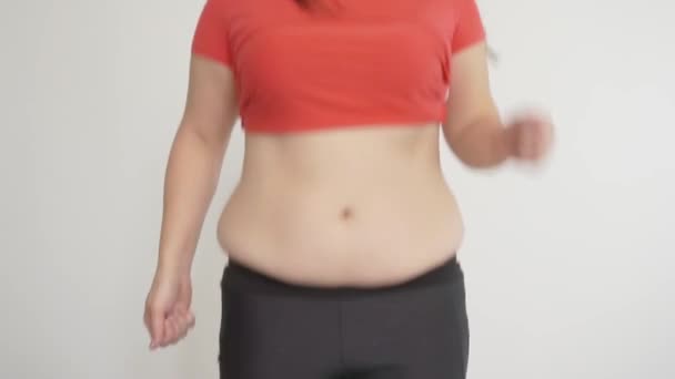 A girl with overweight is fitness. The fight against obesity. Jumping — Stock Video