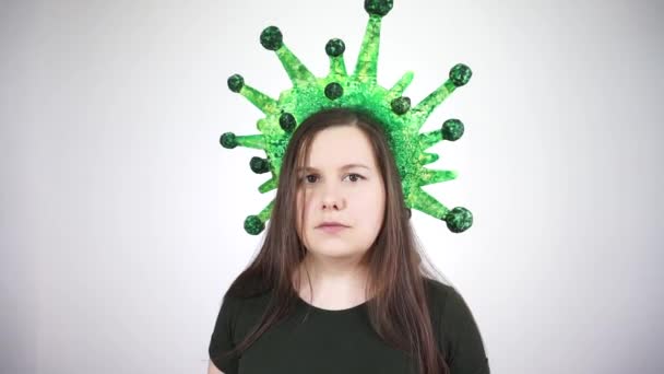 Girl dressed as a coronavirus.The flu epidemic covid 19 — Stock Video