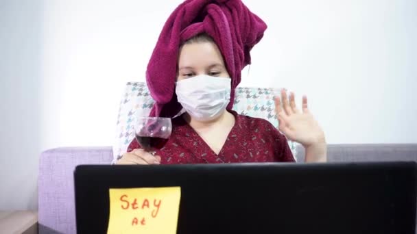 La donna in maschera medica lavora con il laptop. Covid 19 — Video Stock