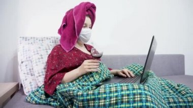 Şarap içip uzaktan çalışma salgını sırasında bir kadın..