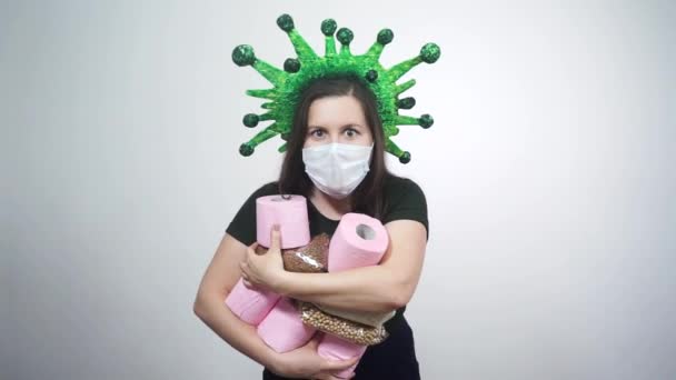 Une fille habillée en coronavirus tient le papier toilette et les céréales . — Video