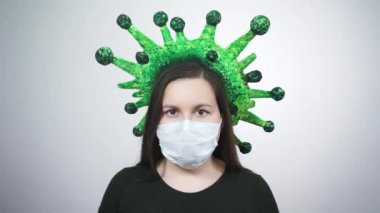 Genç kadının başındaki grip virüsünün maskesi. Salgın konsepti..