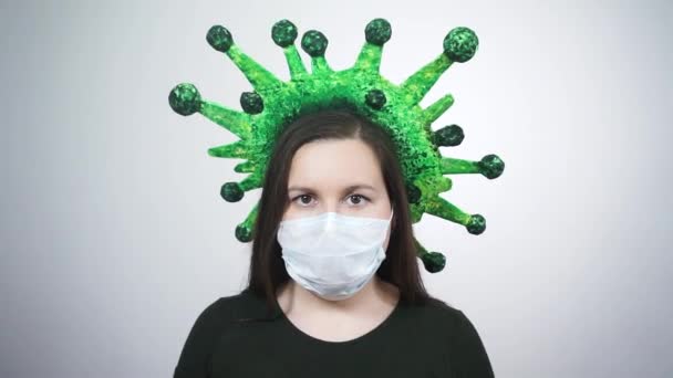 Μάσκα του ιού της γρίπης στο κεφάλι της νεαρής γυναίκας.Η έννοια της επιδημίας. — Αρχείο Βίντεο
