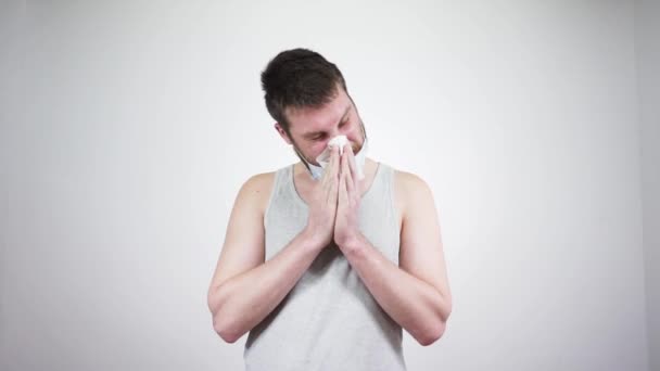 O cara na máscara médica está muito doente e tosse — Vídeo de Stock