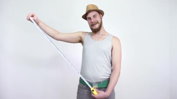 Orang mengukur pita mentimun mencuat keluar dari celananya. — Stok Video
