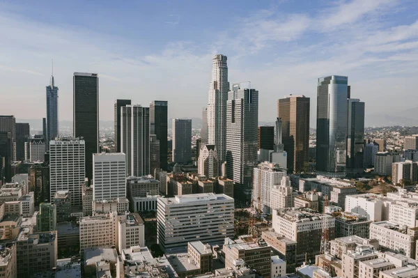 Güneşli bir günde Los Angeles şehir merkezinin hava aracı görüntüsü