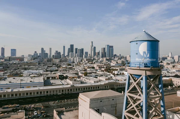 Vista aérea del Drone del centro de Los Ángeles con tanque de agua en primer plano en el hermoso día soleado —  Fotos de Stock
