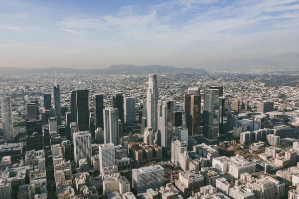 Drone aéreo Vista de Los Angeles Downtown no belo dia ensolarado — Fotografia de Stock