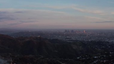 Hollywood Hills 'in nefes kesici manzarası Los Angeles City ile Güzel Günbatımı Işığında 