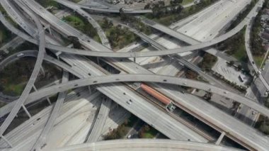 Yargıç Pregerson Büyük Otoyol Bağlantısı, Los Angeles, Kaliforniya 'da çok az araba trafiği olan birden fazla yol, köprü ve viyadük gösteriyor. 