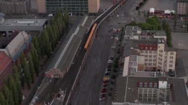 Berlin üzerinde uçuş, Almanya 'nın güzel günbatımı, gün batımı ve Alacakaranlık' taki Warschauerstrasse manzarası.