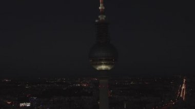 Berlin 'in kapatıldığı TV kulesi Alexanderplatz Şehir Işıkları ile Gece Trafiği 