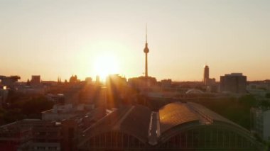 Berlin, Almanya Ostbahnhof Merkez Tren İstasyonu üzerinde güzel Sunset, Sunset, Sunlight ve Alexanderplatz TV Kulesi, Sunflairs