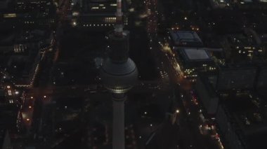 Berlin Almanya TV Kulesi üzerinde, Alexanderplatz Şehir Işıkları ile Gece Trafiği 