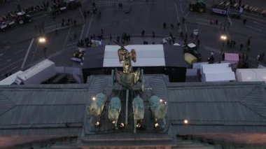Brandenburger Tor 'daki Quadriga Yeşil Heykeli' nin Kapanışı, Berlin, Almanya 'da Günbatımı 
