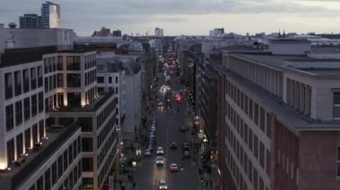 Berlin 'e Düşük Görüş: Mitte Friedrichstrasse ve Trafik Şehir Işıkları, Metro Tren İstasyonları Bulutlu Gün Batımından Bir Gün Önce 