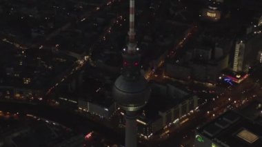 Berlin Almanya TV Kulesi üzerinde, Alexanderplatz Şehir Işıkları ile Gece Trafiği 