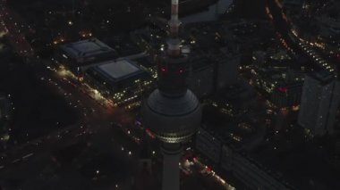 Berlin Almanya TV Kulesi üzerinde, Alexanderplatz Şehir Işıkları ile Gece Trafiği 